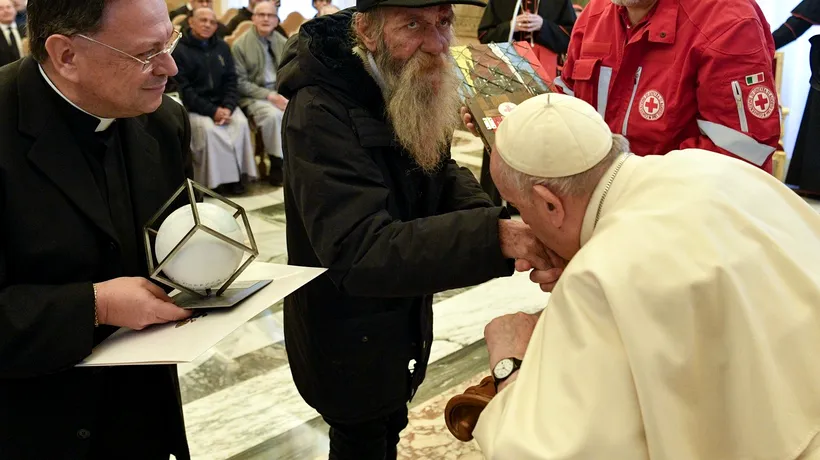FOTO | Papa Francisc a împlinit 86 de ani. Gestul emoționant față de un om al străzii