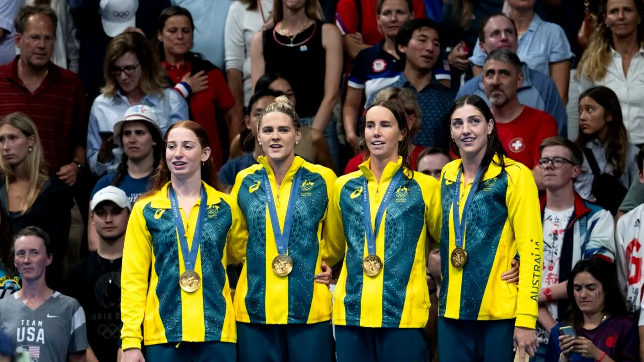 Comentator olimpic, CONCEDIAT pentru o remarcă sexistă la adresa echipei feminine de înot a Australiei, care a câștigat medalia de aur