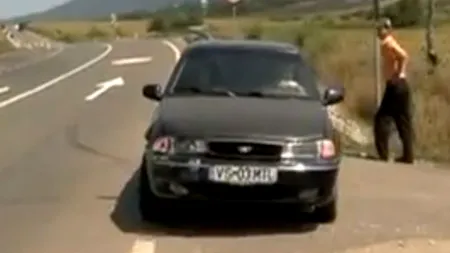 VIDEO: Ce face un șofer nervos când observă că e filmat