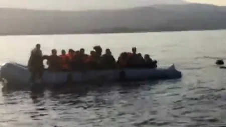 Membri ai Pazei de Coastă din Grecia, filmați încercând să scufunde o barcă plină cu imigranți