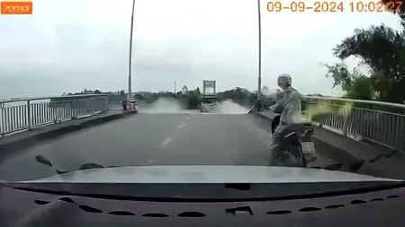 Un pod intens circulat s-a PRĂBUȘIT în Vietnam din cauza taifunului Yagi. Mai multe mașini au căzut într-un râu