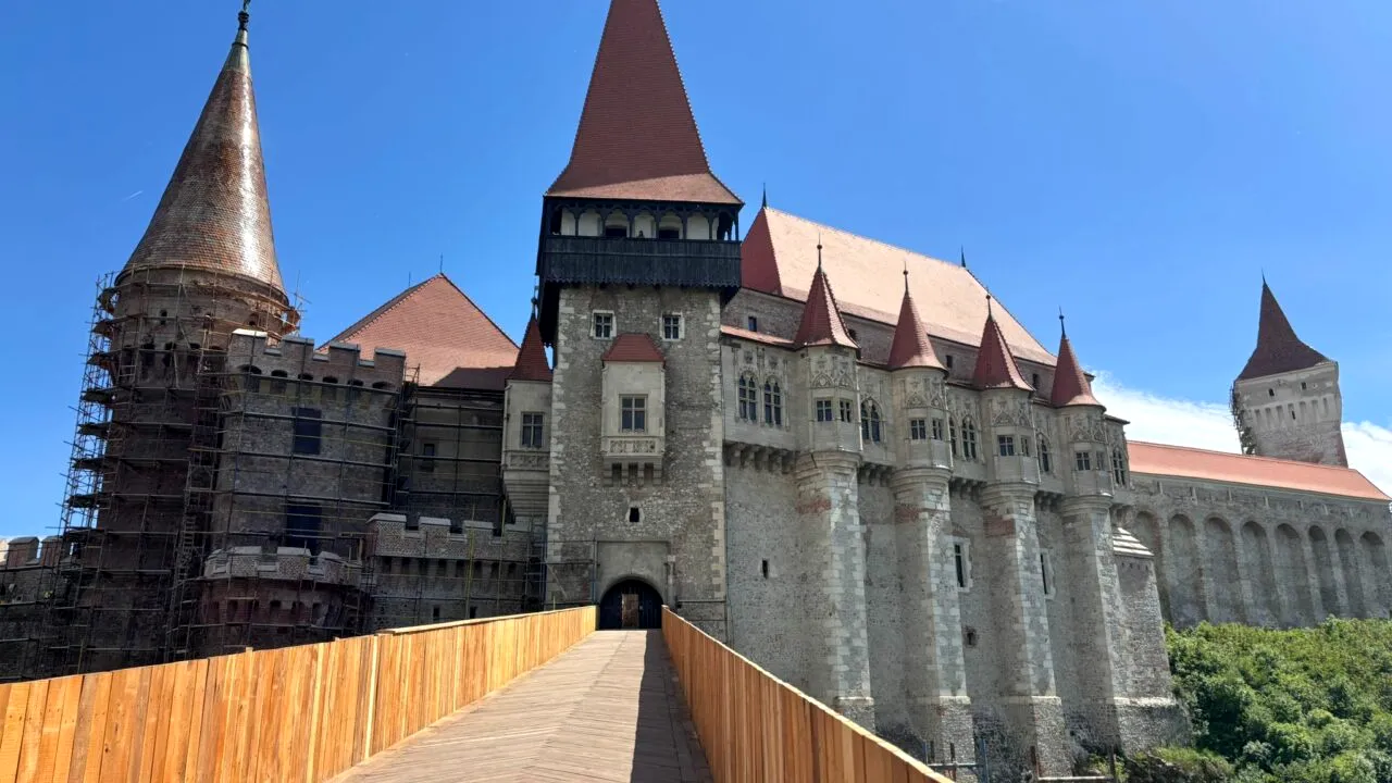 Castelul Corvinilor în care ar fi fost întemnițat VLAD ȚEPEȘ, inclus în topul celor mai înfricoșătoare obiective turistice din lume