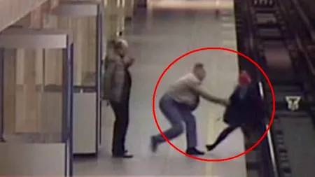 Momente dramatice într-o stație de metrou din Sankt Petersburg. O angajată, împinsă pe șine de un călător furios. VIDEO