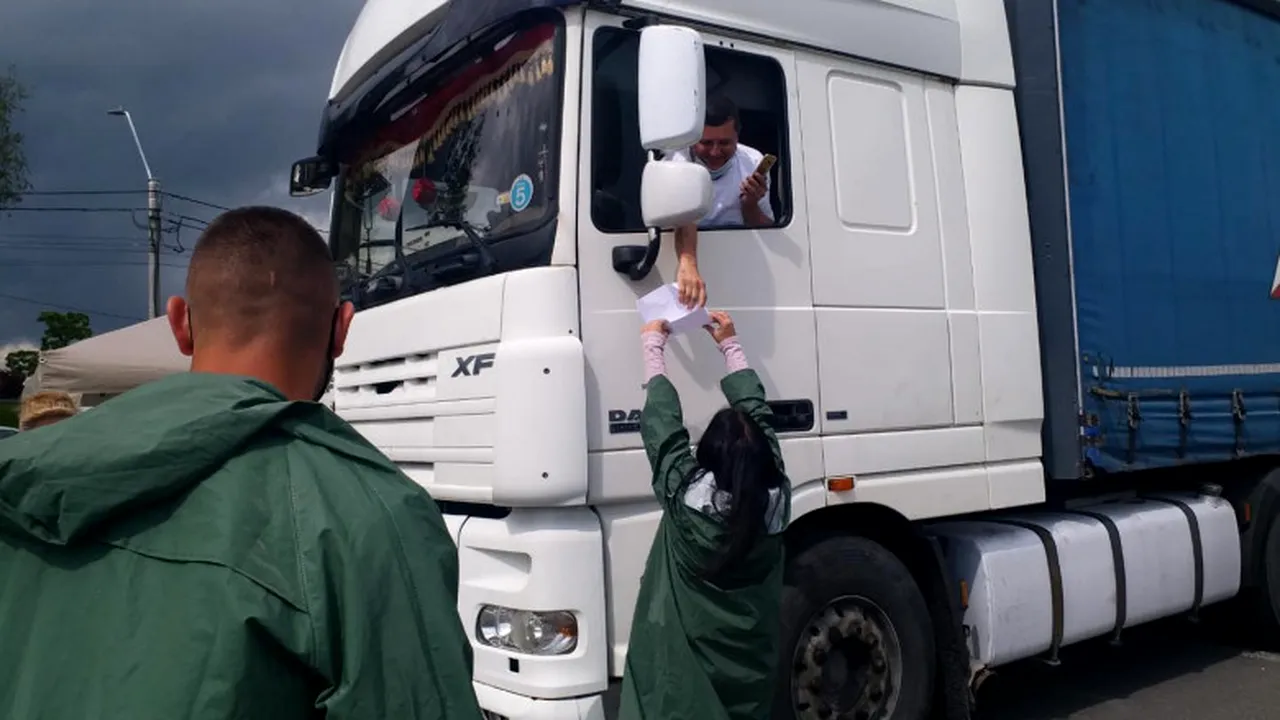 Un șofer din Alba a mers cu TIR-ul să se vaccineze la centrul drive-thru din Deva (FOTO)