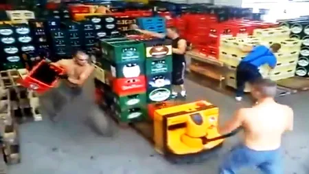 VIDEO. Un clip cu români aranjând lăzile cu sticle a ajuns viral pe Internet