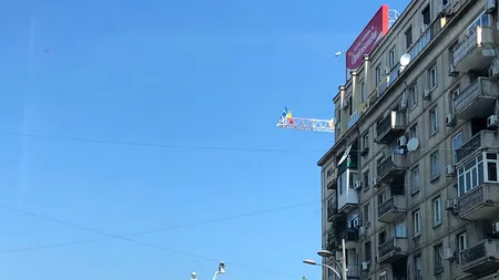 Cezar Avrămuță, cunoscut drept „stegarul dac”, protest pe o macara din Piața Romană. „Ne-am săturat să furați voturile 30 de ani” (VIDEO)