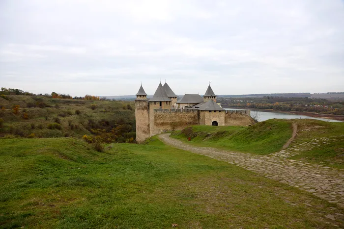 S-a prăbușit o parte din zidul Cetății Hotin din Ucraina. Fortăreața medievală a aparținut lui Ștefan cel Mare