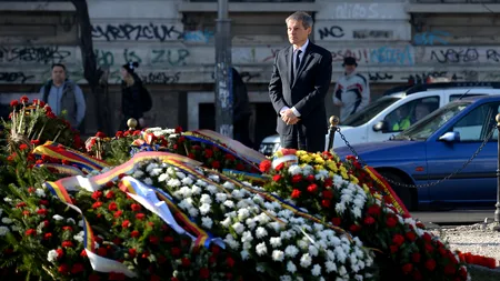 Cioloș a depus o coroană de flori la monumentul din Piața Universității dedicat victimelor Revoluției