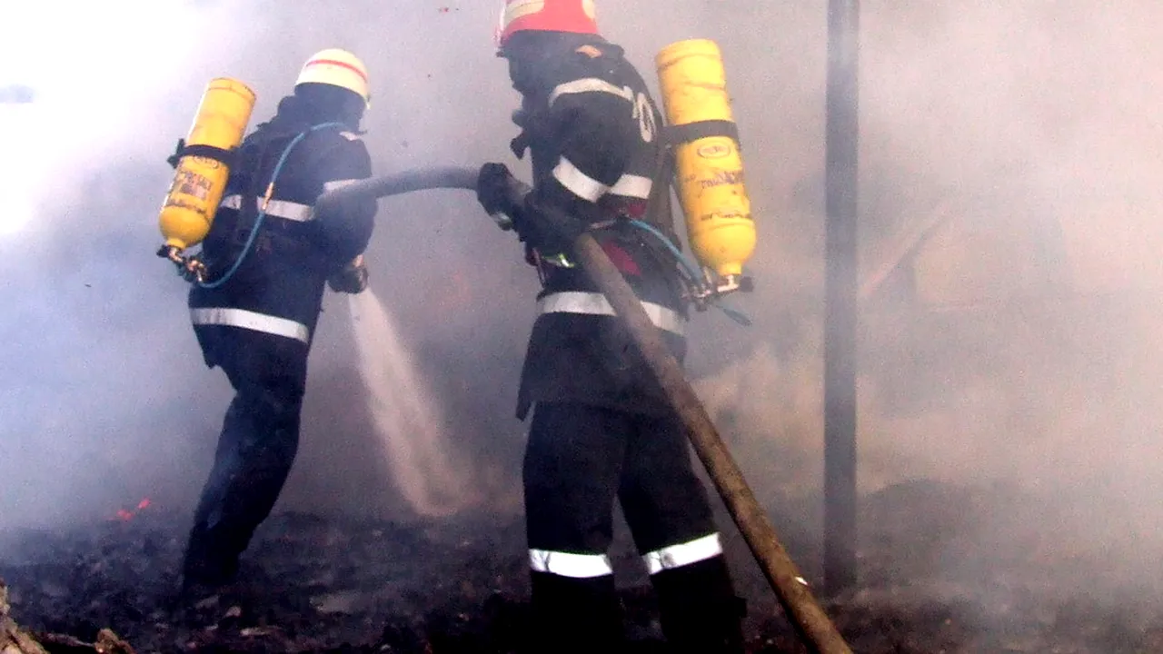 INCENDIU la acoperișul unui hotel de pe malul barajului Vidraru