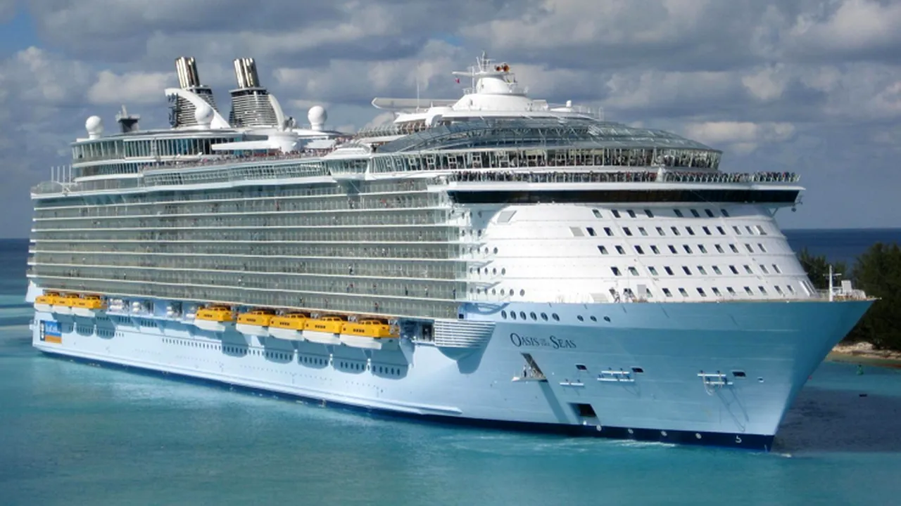 700 de români au dat 700.000 euro pentru croaziere în Mediterana pe cel mai mare vas din lume