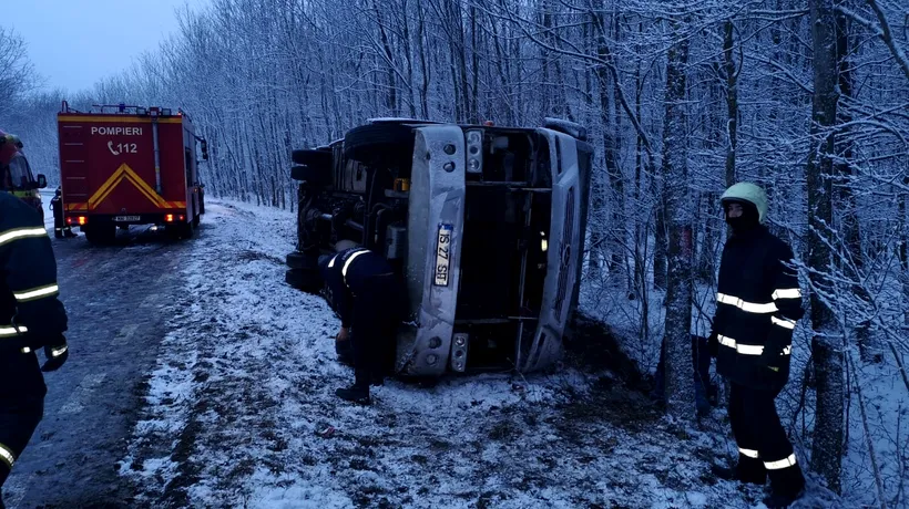 Un microbuz cu 23 de persoane s-a răsturnat din cauza zăpezii FOTO