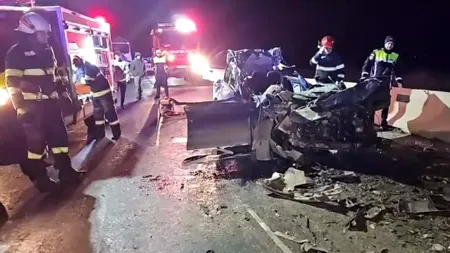 Ce a mai rămas dintr-o mașină care a intrat cu 150 km/h într-un TIR. Doi tineri au murit pe loc la Constanța
