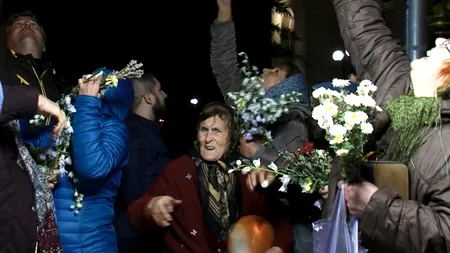 Pelerinaj la Sfânta Parascheva 2019. La final, oamenii s-au îmbulzit să ia florile cu care a fost decorat baldachinul