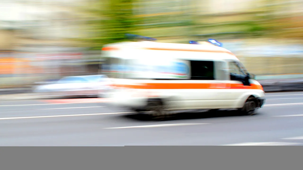 Accident mortal în Mehedinți: Un bebeluș de doar 4 luni a murit și trei adulți sunt răniți, după ce mașina în care erau a lovit un cap de pod 