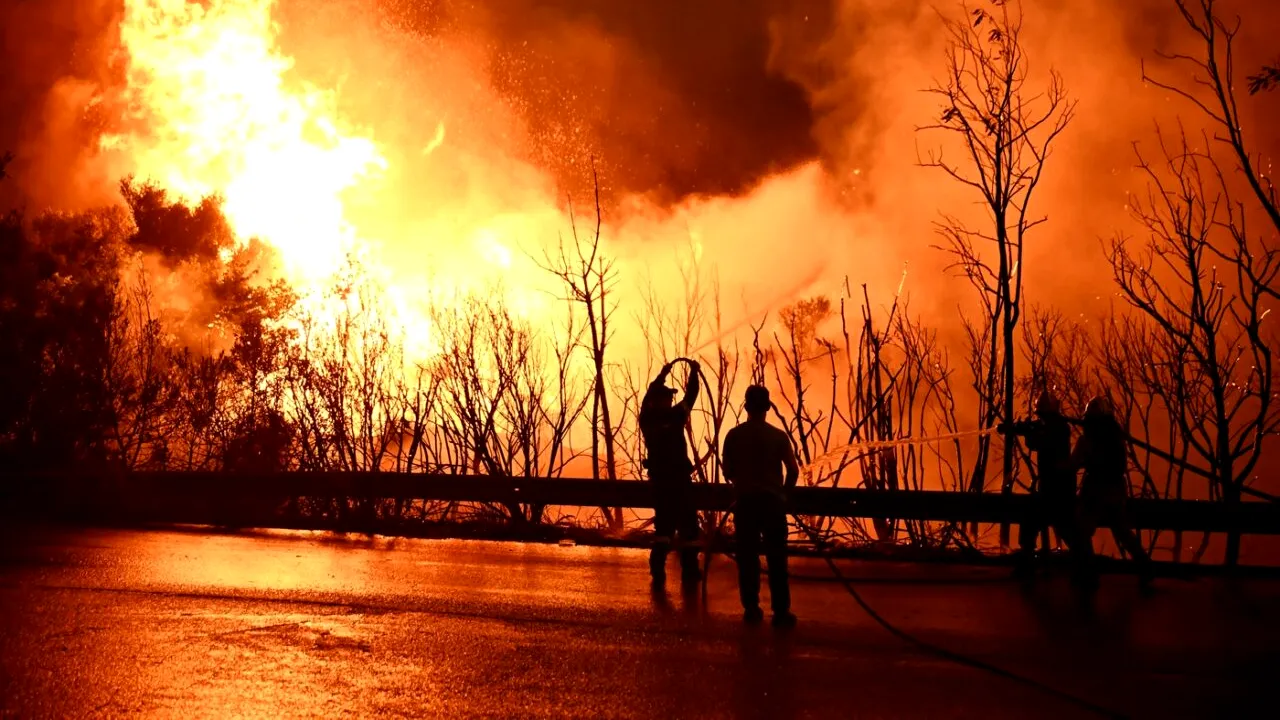 Unul dintre cele mai mari orașe din Grecia este amenințat de un INCENDIU de proporții. Autoritățile au început operațiuni de evacuare