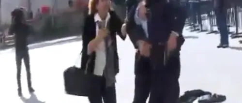 Momentul în care un ziarist turc este atacat cu un pistol, surprins de un cameraman care transmitea live