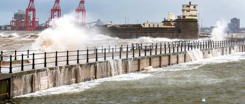 Specialist: Furtuna Eunice, care a lovit Marea Britanie, ar putea fi la fel de periculoasă ca Marea Furtună din 1987