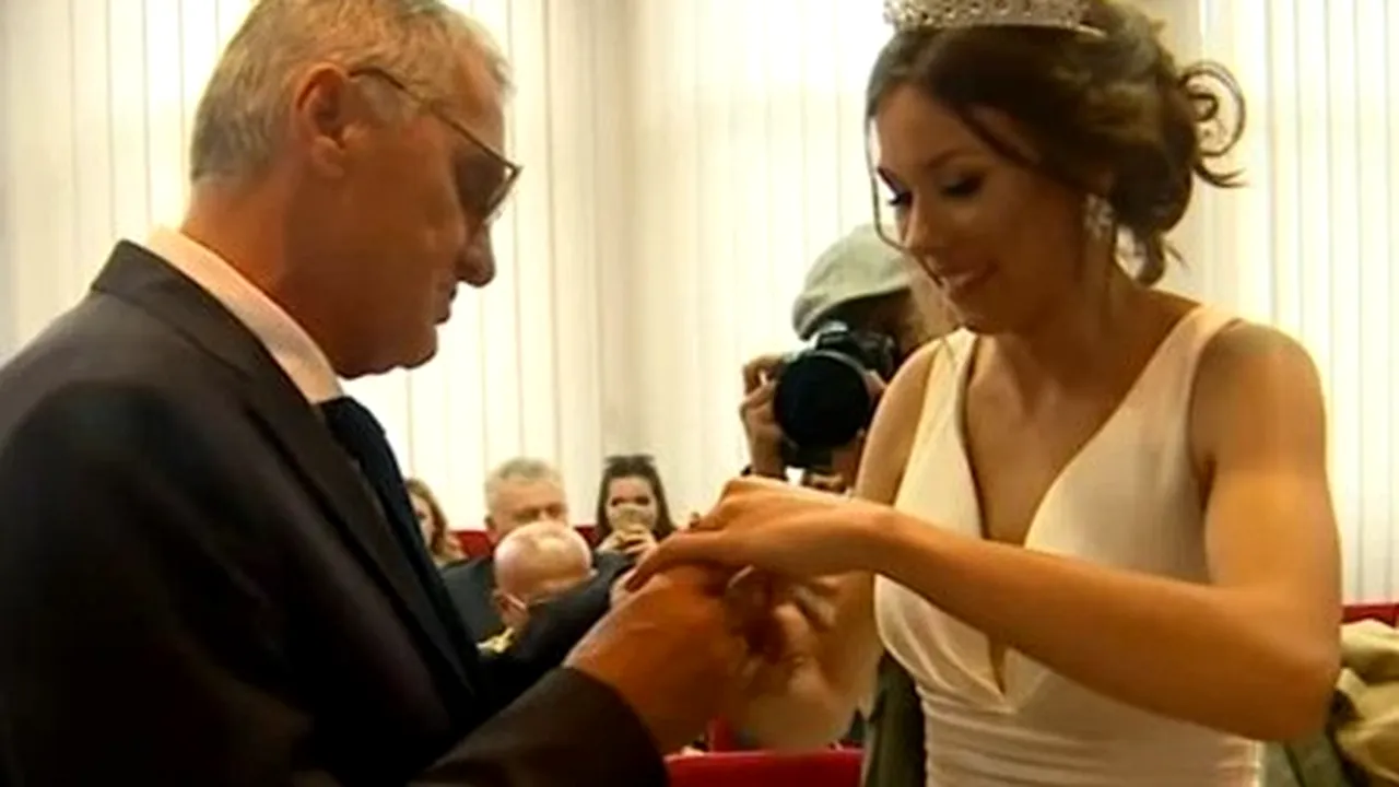 Cuplu neobișnuit: Un bărbat de 74 de ani s-a căsătorit cu iubita lui de 21 de ani, deși tânăra l-a înșelat