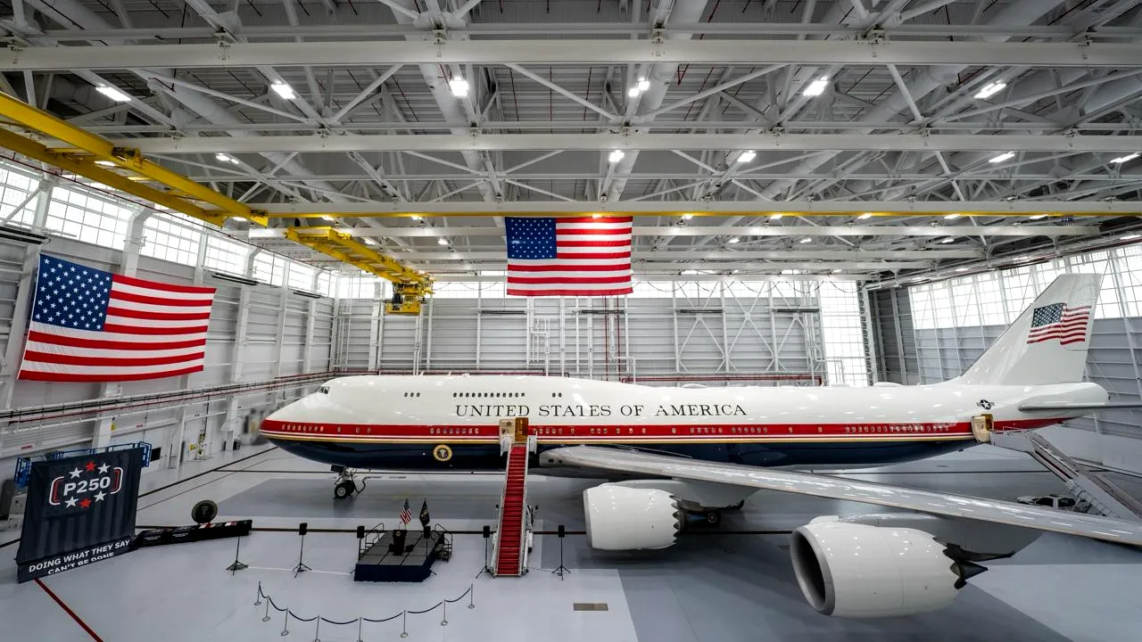 Trump va zbura temporar cu un avion de lux donat de Qatar până când Boeing va construi noul „Air Force One”. A fost pictat în roșu, alb și albastru