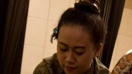 FOTO. Indonezia are un salon de masaj cu șerpi