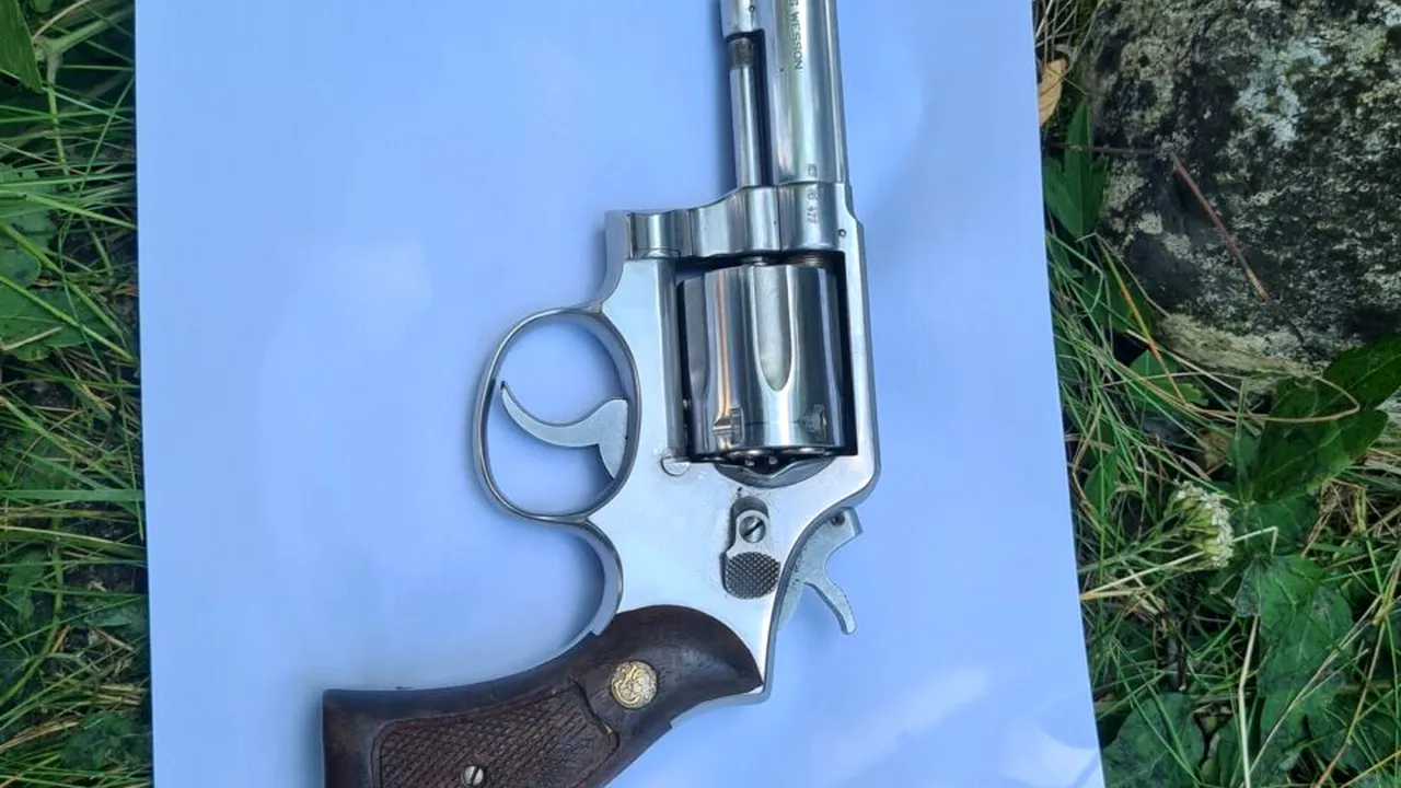 Un ploieștean s-a ÎMPUȘCAT în piept cu un revolver vechi, după o ceartă cu iubita. În ce stare l-au găsit medicii