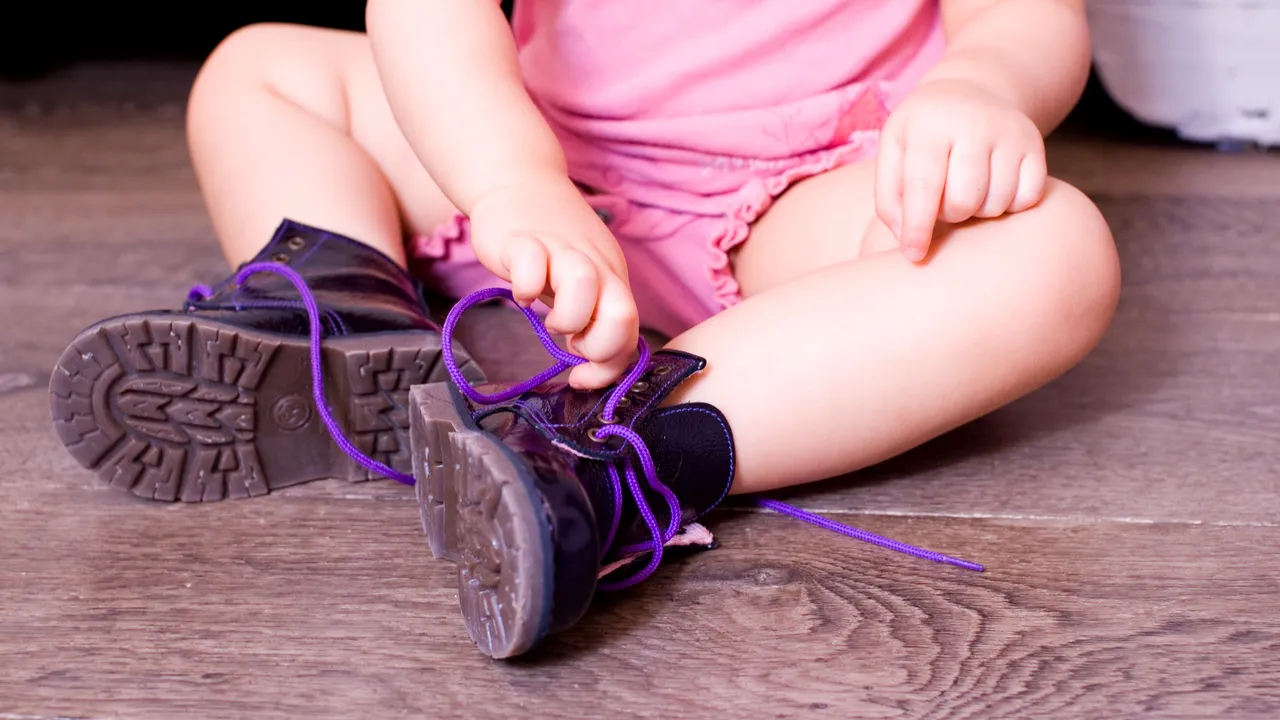 Atenție, părinți! Fetiță de 4 ani, la un pas de MOARTE, după ce a probat ÎNCĂLȚĂRI într-un magazin, FĂRĂ ȘOSETE
