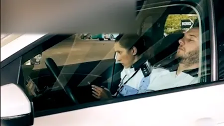 VIDEO | Agent al Brigăzii Rutiere, surprins în timp ce dormea în mașina de Poliție. „Așteptăm să avem o misiune”