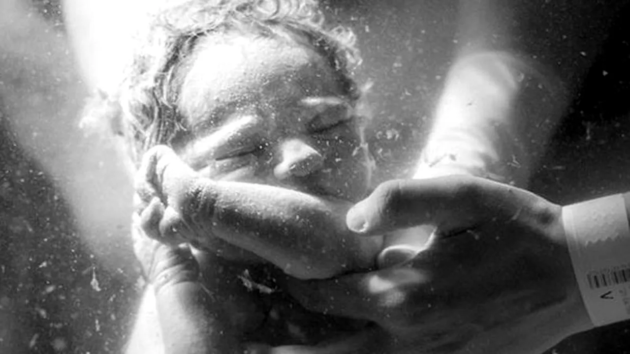 Miracolul nașterii: Frumusețea și agonia femeilor care dau viață