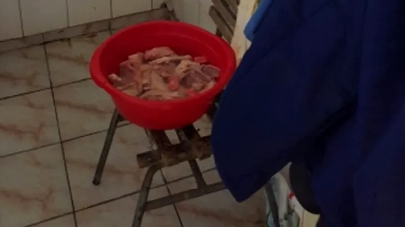 Protecția Consumatorilor s-a îngrozit: cum era gătită carnea în toaleta Gării Făgăraș