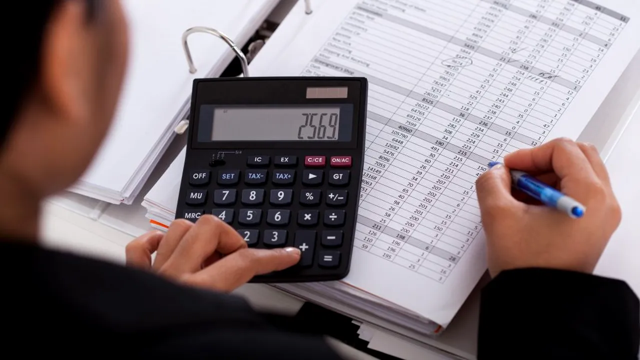 Analiștii spun că România se va încadra cu dificultate în ținta de deficit bugetar de 3%