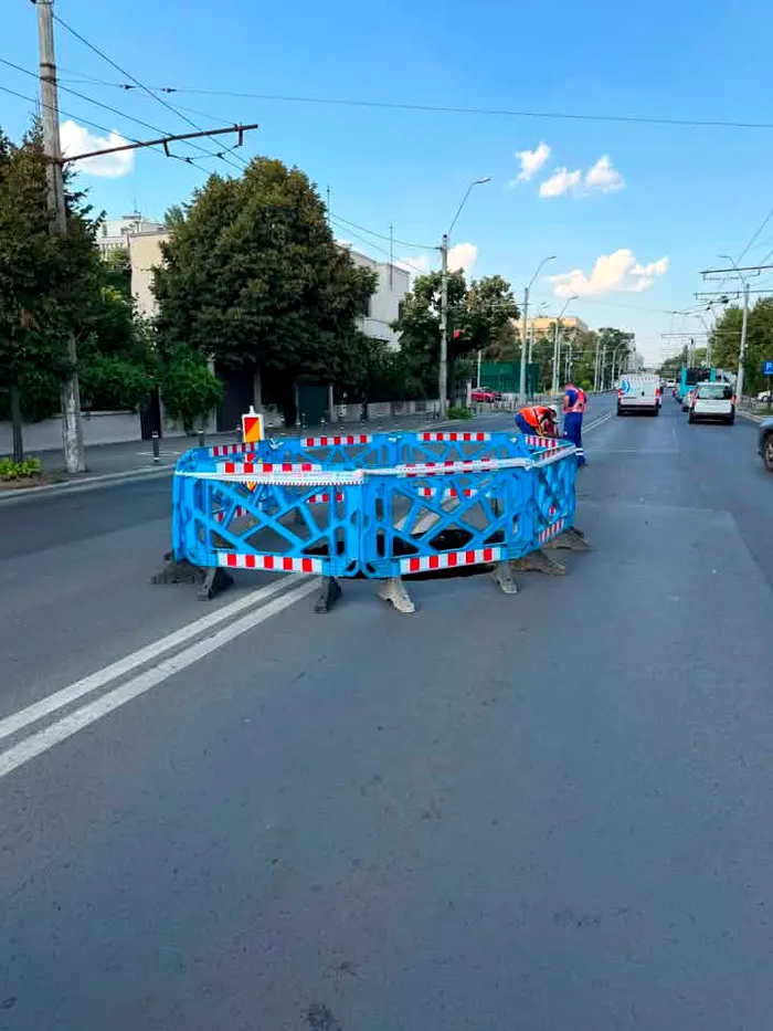 A apărut un crater pe Bulevardul Eroilor din București. Carosabilul s-a surpat