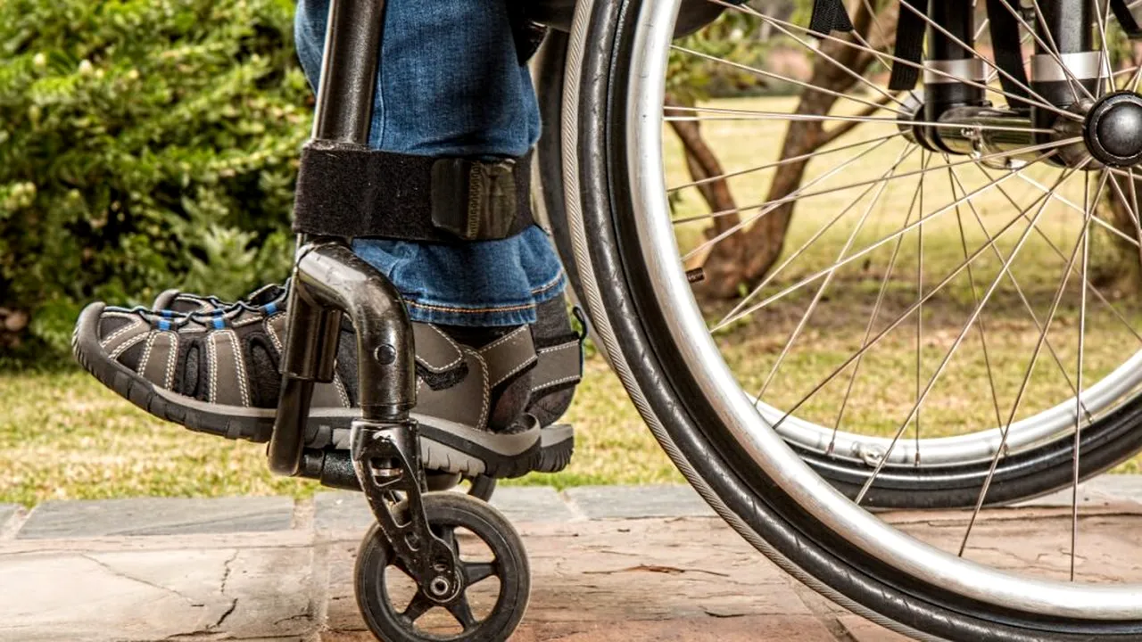 De ce nu s-a mai acordat în luna octombrie stimulentul financiar pentru persoanele cu handicap. Nicușor Dan anunță când își vor primi banii bucureștenii cu dizabilități