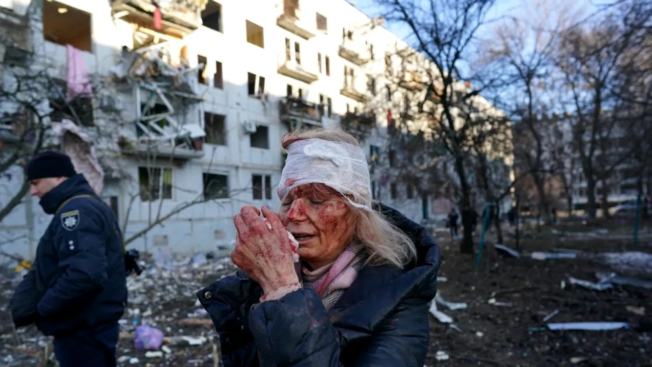 „Voi face totul pentru Ucraina, cât pot, cu câtă energie am”. Cine este femeia a cărei imagine a devenit virală în întreaga lume