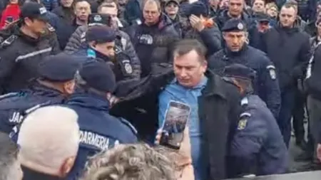 INCIDENT la mitingul anti-extremism organizat de PNL Suceava. Liderul partidului SOS Suceava, scos cu forţa de jandarmi de lângă scenă