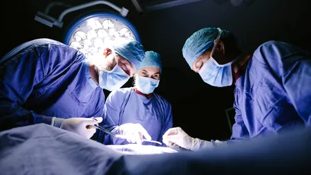 O femeie de 45 de ani, aflată în moarte cerebrală, a SALVAT viețile a șapte pacienți după ce familia sa a decis să-i doneze organele