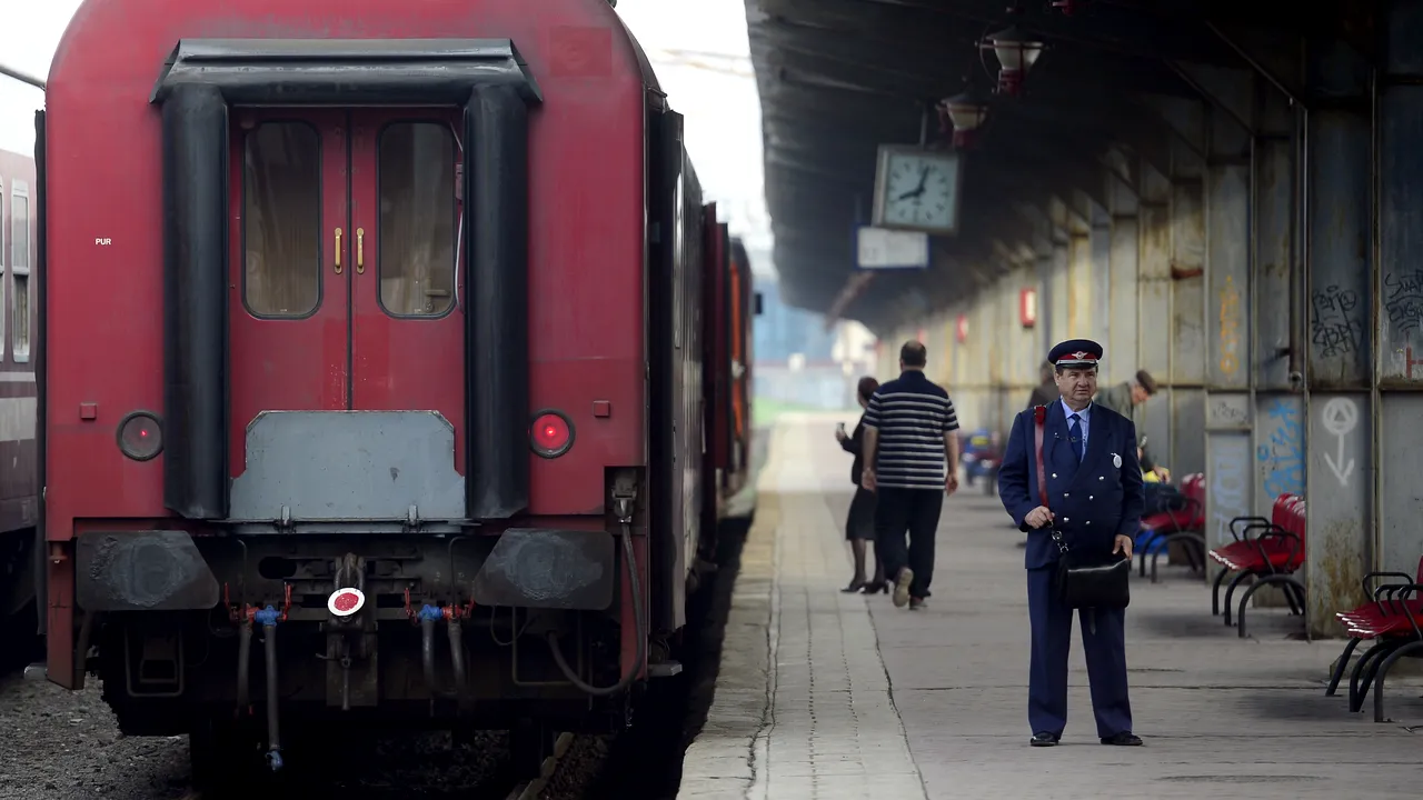 Experiență HALUCINANTĂ pentru călători, pe ruta Braşov - Bucureşti Nord. Trenul a fost atacat cu pietre, un geam spart / Patru trenuri vor fi anulate