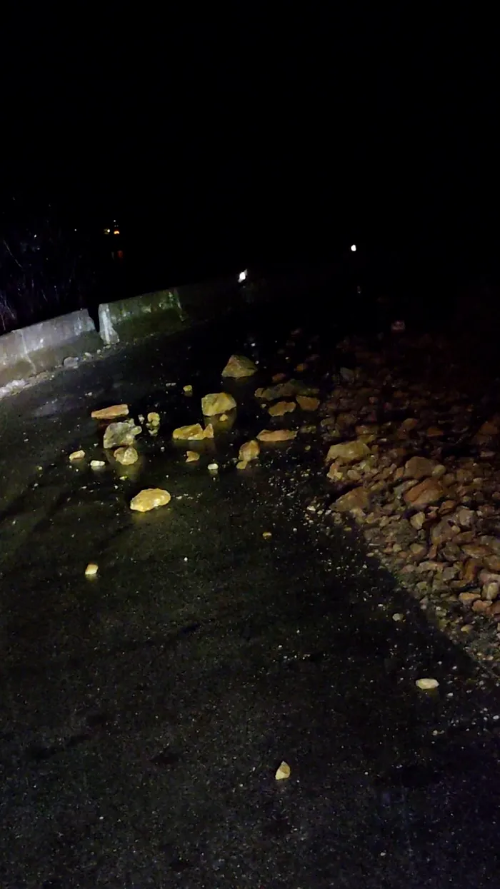 Cad pietre și blocuri de stâncă pe Clisura Dunării și în Defileul Jiului