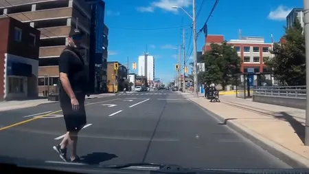 Providența! Iată ce a pățit un pieton nervos care trecea neregulamentar strada. Incidentul, surprins de camera de bord - VIDEO