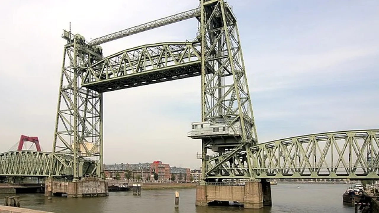 Podul din Rotterdam, construit în 1878 a fost demontat pentru a lăsa să treacă iahtul lui Jeff Bezos