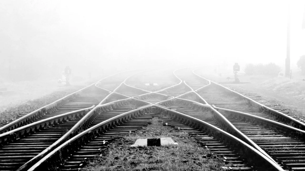 Gest eroic al unui adolescent: Și-a împins iubita din fața trenului, însă a murit sub roțile acestuia