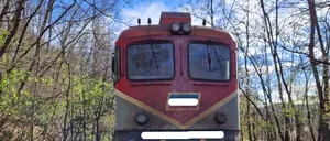 FOTO: Un nou accident feroviar: Locomotiva unui tren cu 25 de vagoane încărcate cu cărbune a DERAIAT. Două tone de motorină s-au scurs în pământ