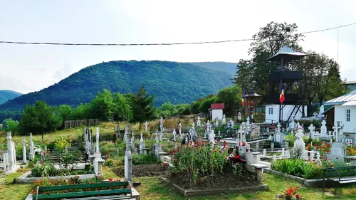 Mai multe morminte dintr-un cimitir din Ialomița, distruse de patru puștani, cu vârste între 12 și 16 ani. Au pus la pământ zeci de cruci din beton
