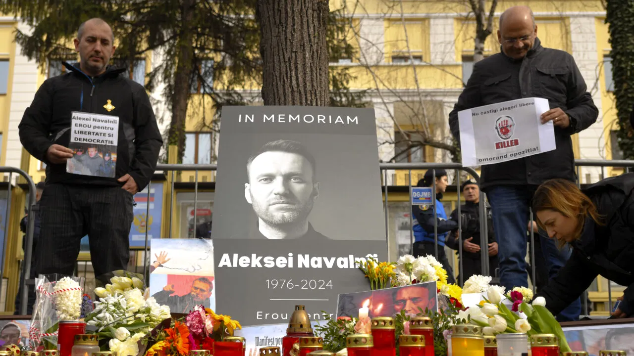 Flori și lumânări în memoria lui Alexei Navalnîi, la Ambasada Rusiei de la București: „Erou pentru Democrație” / „Putin criminal”