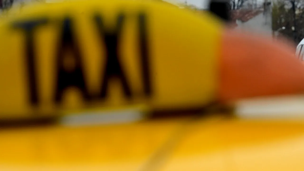 Un taximetrist, cercetat după ce a încercat să calce cu mașina un polițist pe Aeroportul 