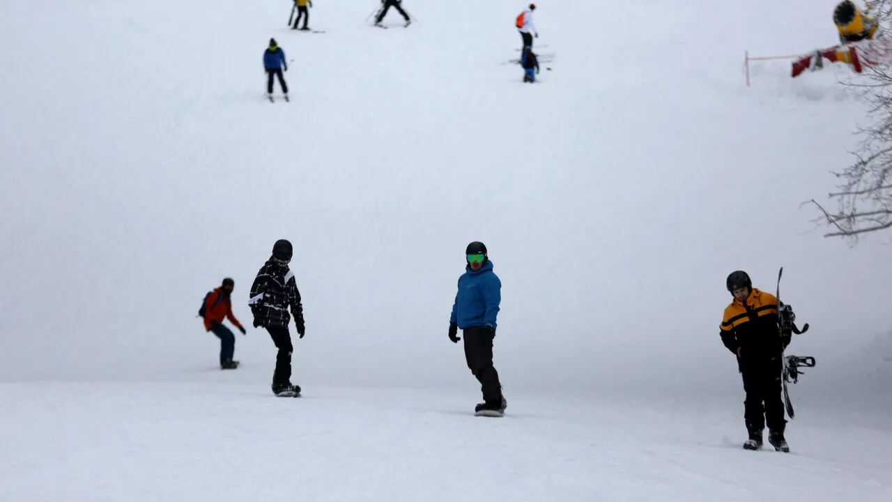 Românii se duc să schieze în Ucraina. Cât costă un sejur la Bukovel