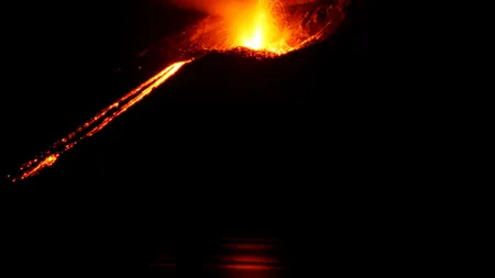 SPECTACULOS. Vulcanul Anak Krakatau a erupt! Lava, aruncată la 500 de metri în aer! Imaginile VIDEO te lasă fără răsuflare