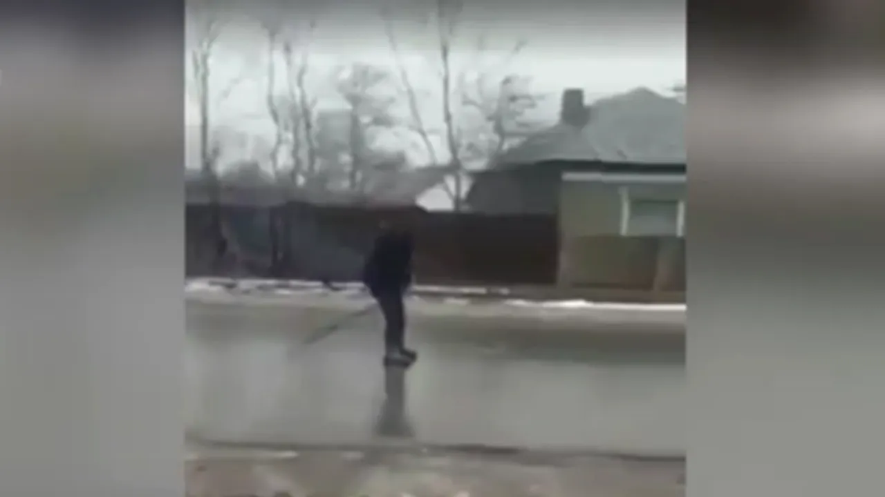 NEA ILIE pe gheață! Cu toată VITEZA ÎNAINTE. Cum se deplasează un bărbat din Brăila