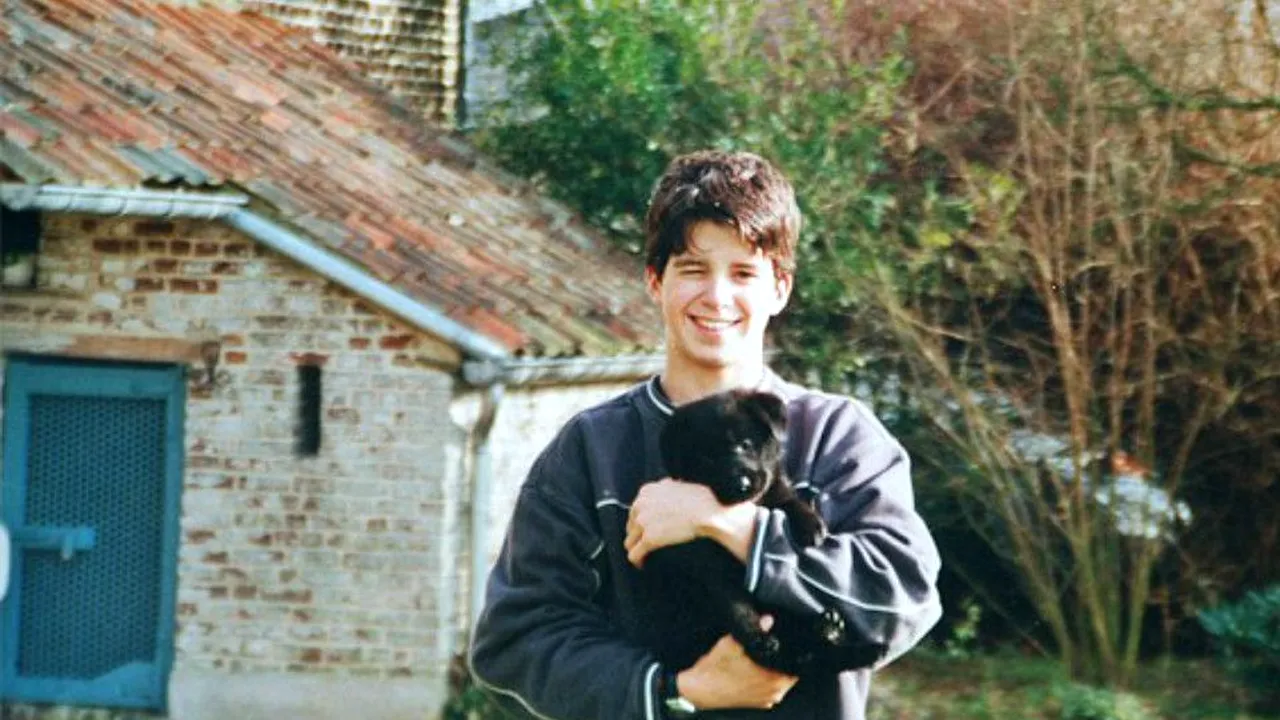 A repetat fotografia după 15 ani. Cum arată acum cei doi prieteni 