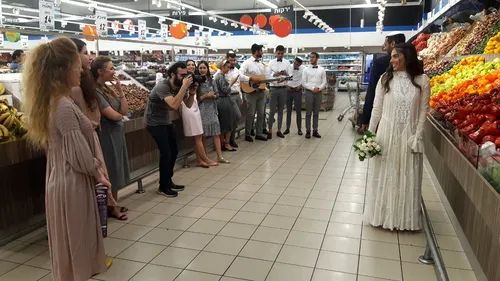 CORONAVIRUS. Un cuplu s-a căsătorit într-un supermarket, după ce Guvernul a interzis adunările