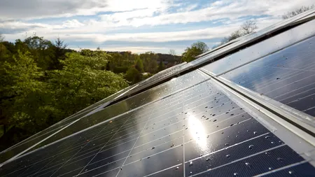 Directorul CEC Vaslui A MURIT electrocutat, în timp ce lucra la panourile solare instalate pe locuința sa din Bârlad